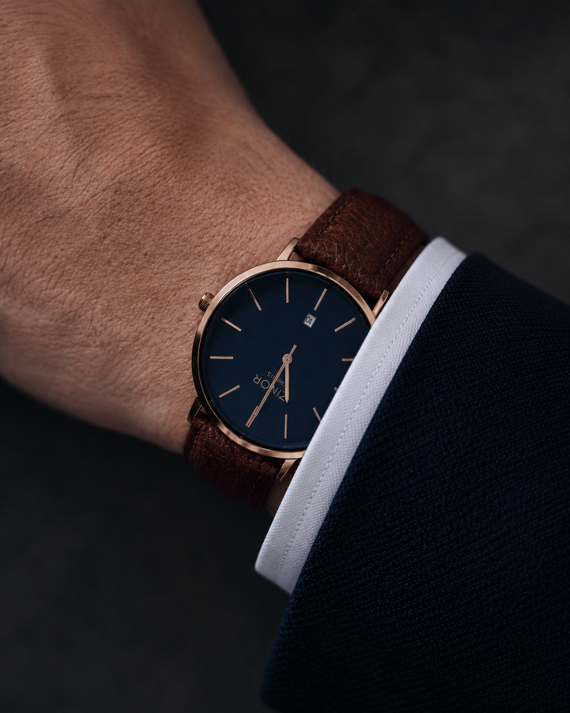 Montre homme ZINOR PARIS Élégance First Edition portée au poignet avec bracelet cuir cognac